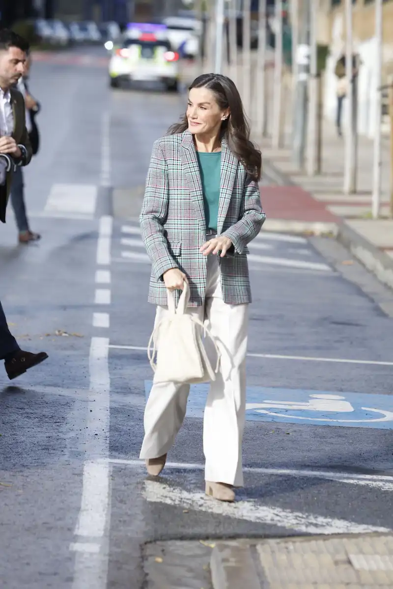 La Reina Letizia arrasa en Tudela con un look casual lleno de tendencias: blazer de cuadros, ante y bolso de lana 'made in Spain' 