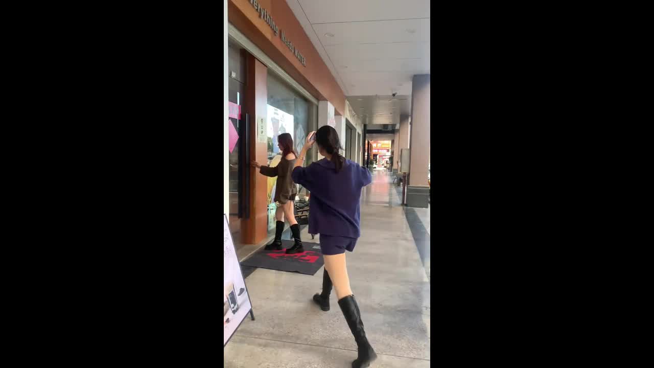 Woman slips on doormat during playful door-opening joke in Guangdong, China