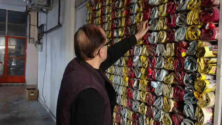 BURDUR’DA ÇAY OCAĞI İŞLETEN VE AYNI ZAMANDA KULLANDIĞI ÇAY PAKETLERİNİ 18 YILDIR SAKLAYAN ÜZEYİR ÇETİN, İŞLETMESİNİN ÖNÜNDE KOLEKSİYONUNU SERGİLİYOR. MESLEĞİ YAPTIKÇA ÇAY PAKETLERİNİ SAKLAYACAĞINI BELİRTEN ÇETİN, ŞİMDİYE KADAR 15 BİNE YAKIN ÇAY PAKETİYLE KOLEKSİYONA DEVAM EDİYOR.