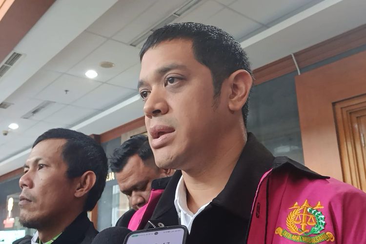 Terdakwa sekaligus selaku Beneficial Owner PT Navigator Khatulistiwa, Muhamad Kerry Adrianto Riza saat memberikan keterangan di sela sidang di Pengadilan Tipikor pada Pengadilan Negeri Jakarta Pusat, Selasa (25/11/2025).