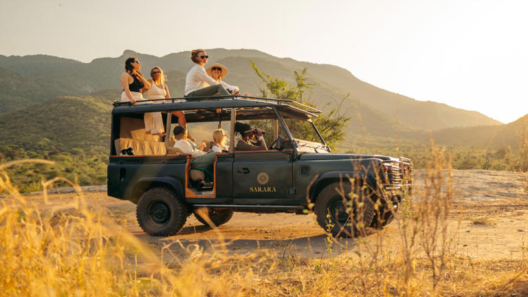 This awesome electric land rover conversion keeps a Kenyan Safari Lodge ...