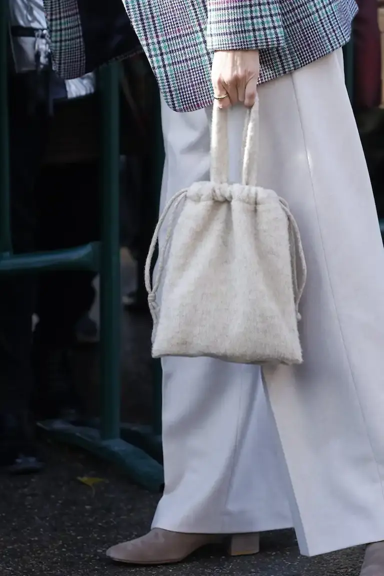 El bolso de lana española de la Reina Letizia en Tudela  