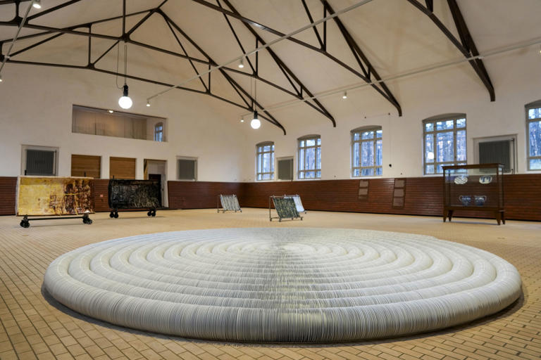 Dronning Sonja var vert for et keramikksymposium i Dronning Sonja Kunststall tirsdag. Målet er å fremme keramikkfeltet i Norge, og arrangementet inkluderer utstillinger og foredrag i kunststallen og på Slottet fra ulike aktører i feltet. Foto: Heiko Junge / NTB