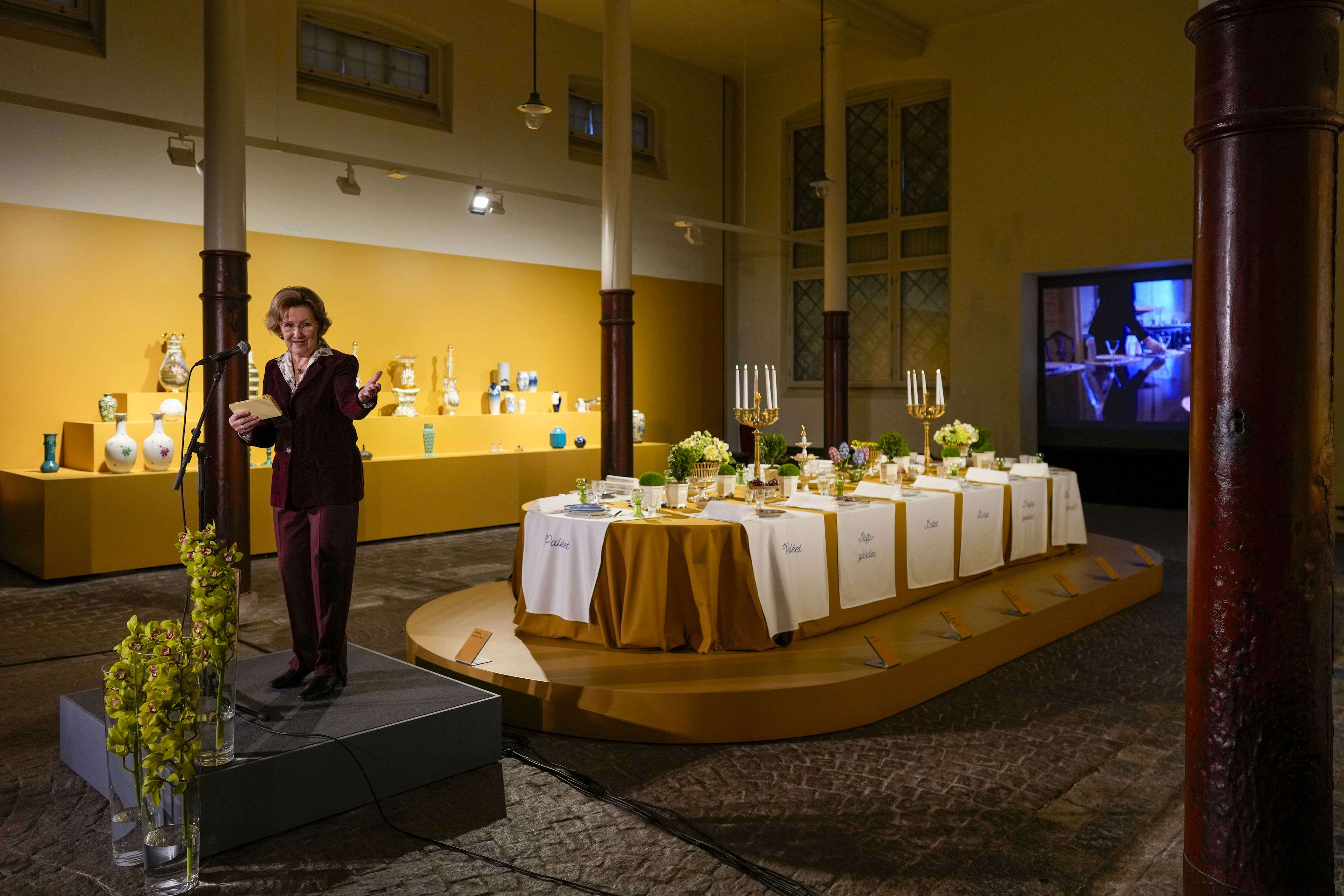 Dronning Sonja åpnet tirsdagens arrangement i Dronning Sonja Kunststall, foran utstillingen «Ved Kongens bord». Hun deler interessen for keramikkfeltet med svigerinnen prinsesse Astrid. Foto: Heiko Junge / NTB