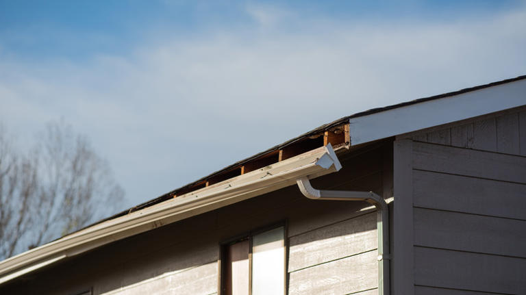 8 Signs That Your Gutters Are Clogged & Need Cleaning