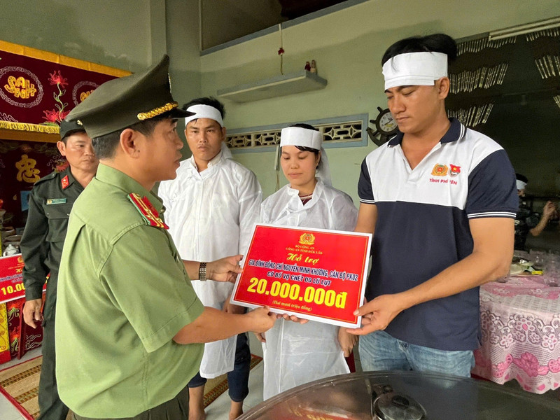 Cứu người dân khỏi vùng nguy hiểm, thiếu úy công an nhận tin dữ bố vợ tử nạn trong lũ