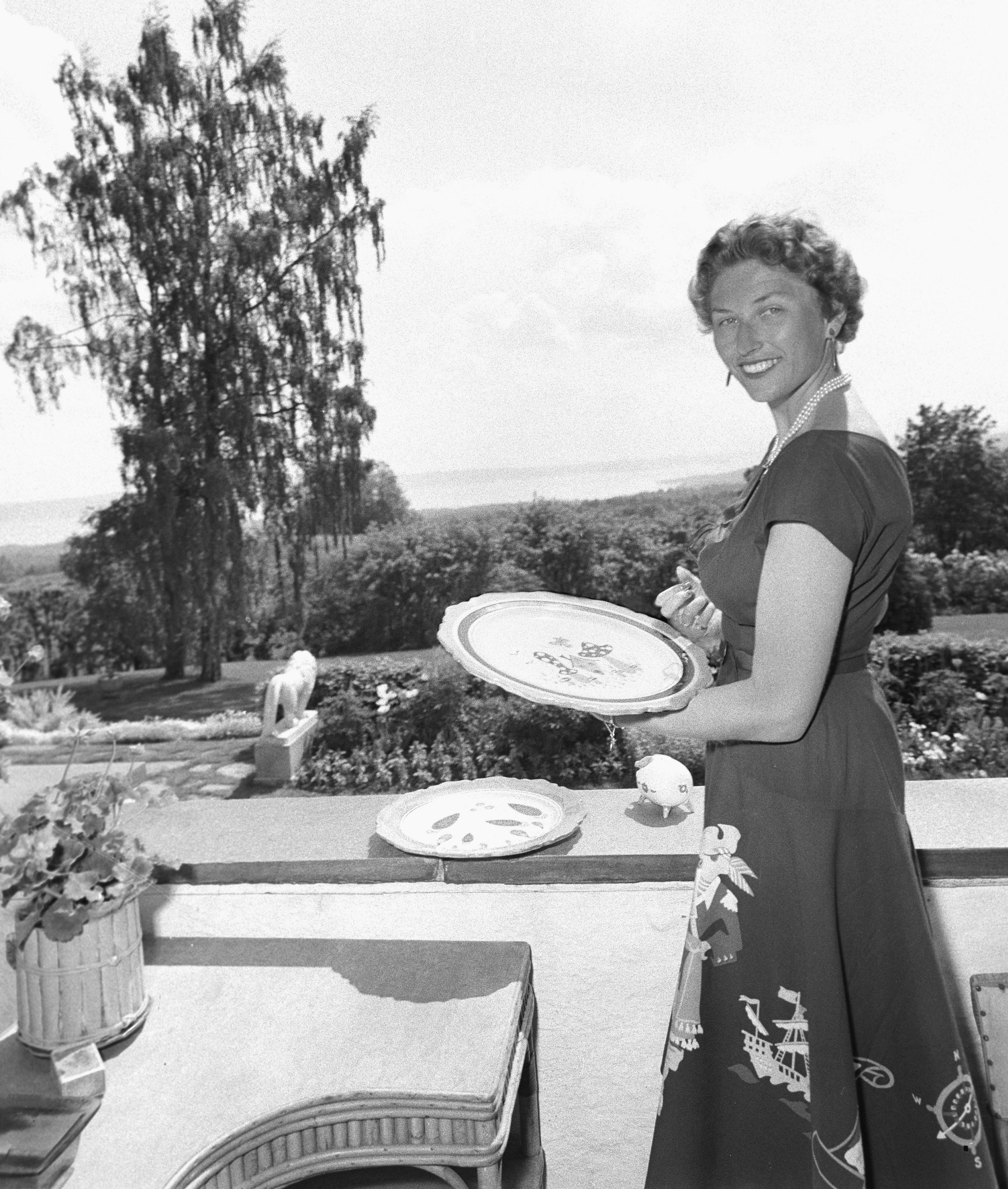 Prinsesse Astrid på Skaugum i 1956, da hun fungerte som landets førstedame etter at hennes mor kronprinsesse Märtha døde. Prinsessens store hobby var allerede da keramikkarbeid. Foto: Sverre A. Børretsen / Aage Storløkken / Aktuell / NTB