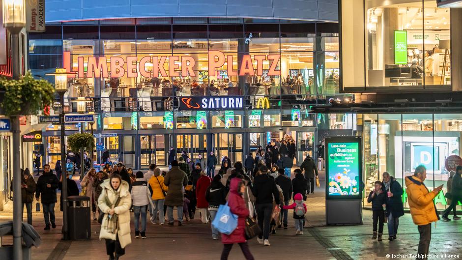 Im Mai 2024 wurde das Einkaufszentrum am Limbecker Platz in Essen nach einer Bombendrohung evakuiert (Archivbild)