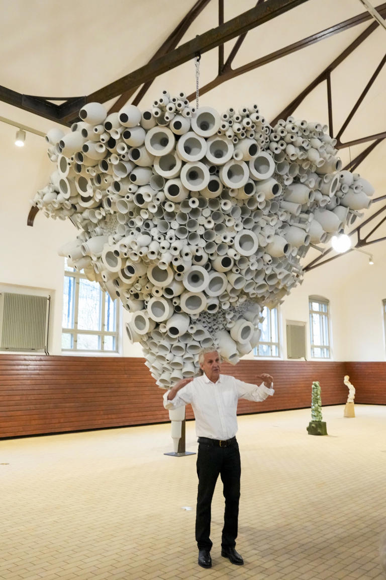 Keramikkunstner Torbjørn Kvasbø foran skulpturen Vaseklase. Foto: Heiko Junge / NTB