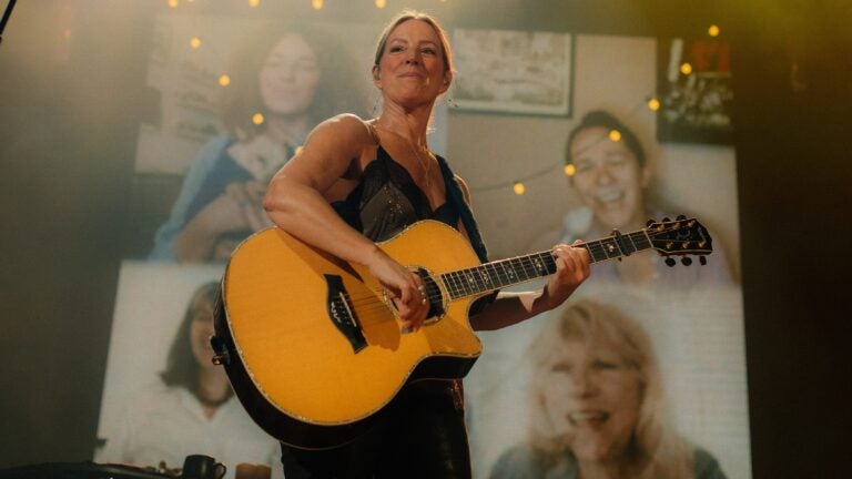 Reseña y lista de canciones: Patti Smith celebra los 50 años de ‘Horses’ con un espectáculo triunfal en Orpheum