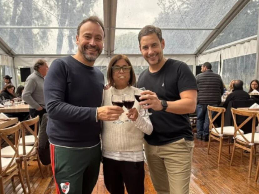 Los conductores junto a la productora.