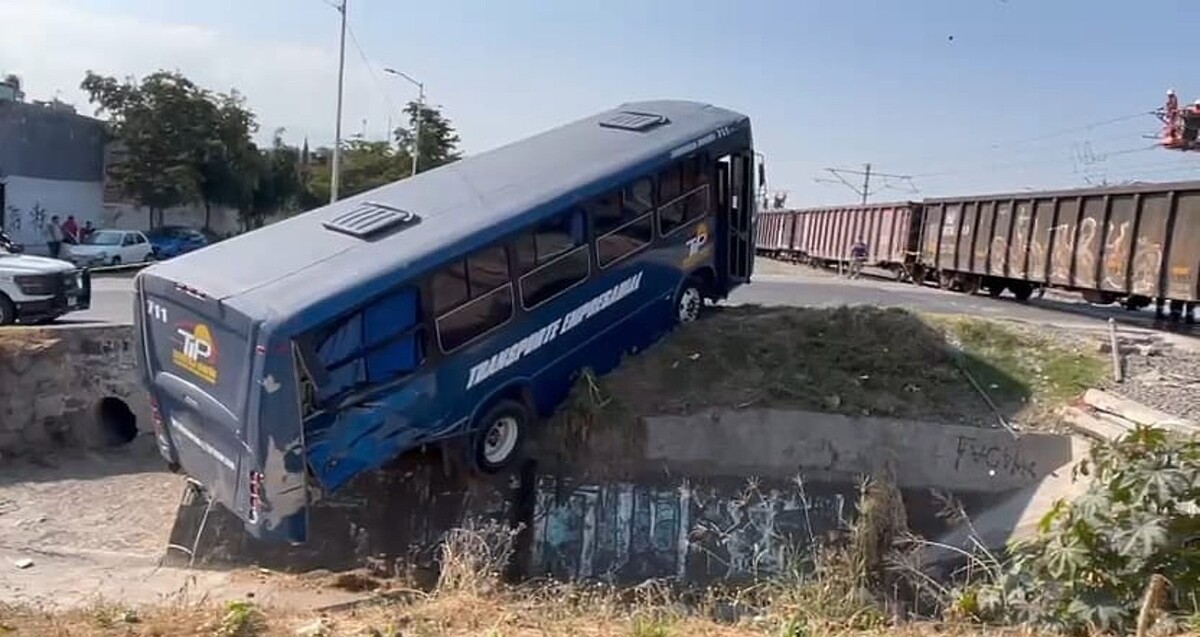 Camión intenta ganarle el paso al tren y termina embestido en ...