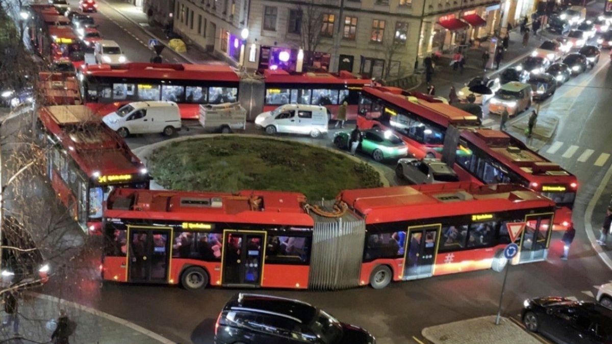 Oslo: Vier Gelenkbusse im Kreisverkehr sind einer zu viel