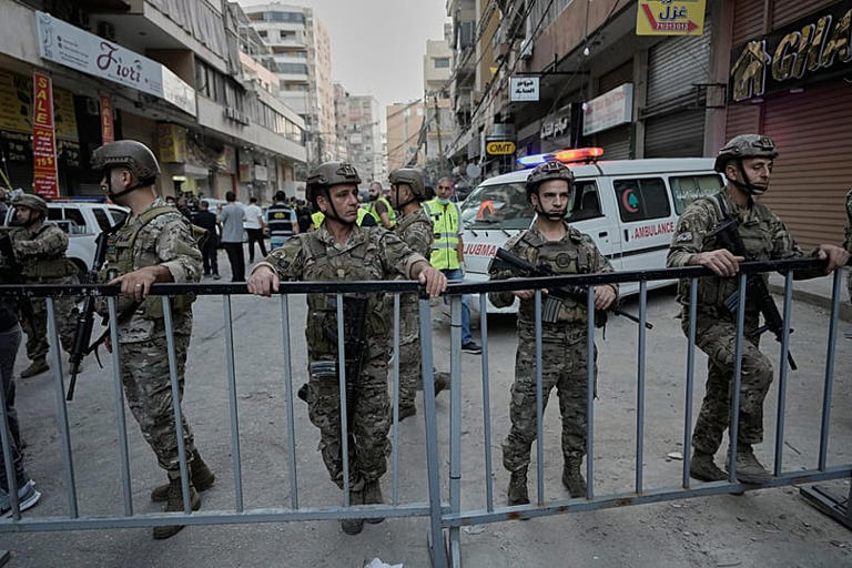 جنود من الجيش اللبناني يغلقون طريقاً يؤدي إلى موقع استهدفته ضربة إسرائيلية في مبنى سكني في الضاحية الجنوبية لبيروت، في 23 نوفمبر 2025. Bilal Hussein/AP