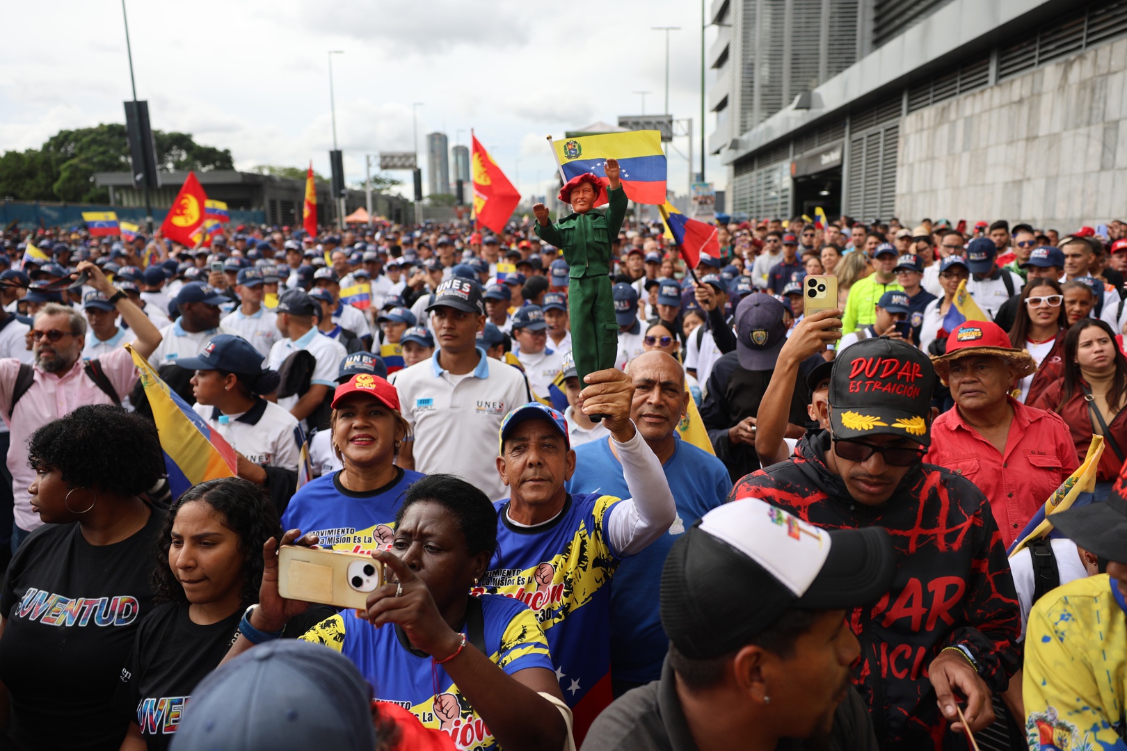 Chavistas marchan en apoyo a Maduro en medio de las tensiones con EE. UU.