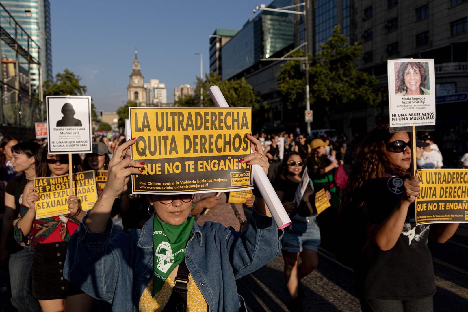 Miles de mujeres marchan en Santiago contra la violencia machista
