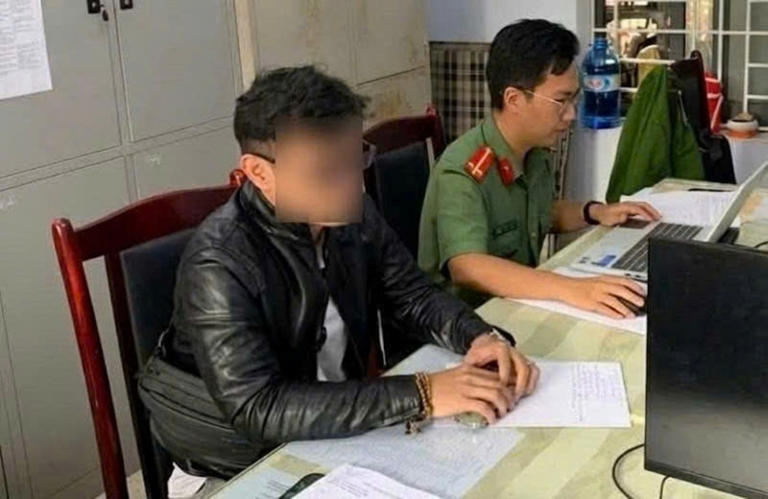 Báo điện tử Tiền Phong Anh N.Q.Đ làm việc với cơ quan chức năng. Ảnh: CA 1