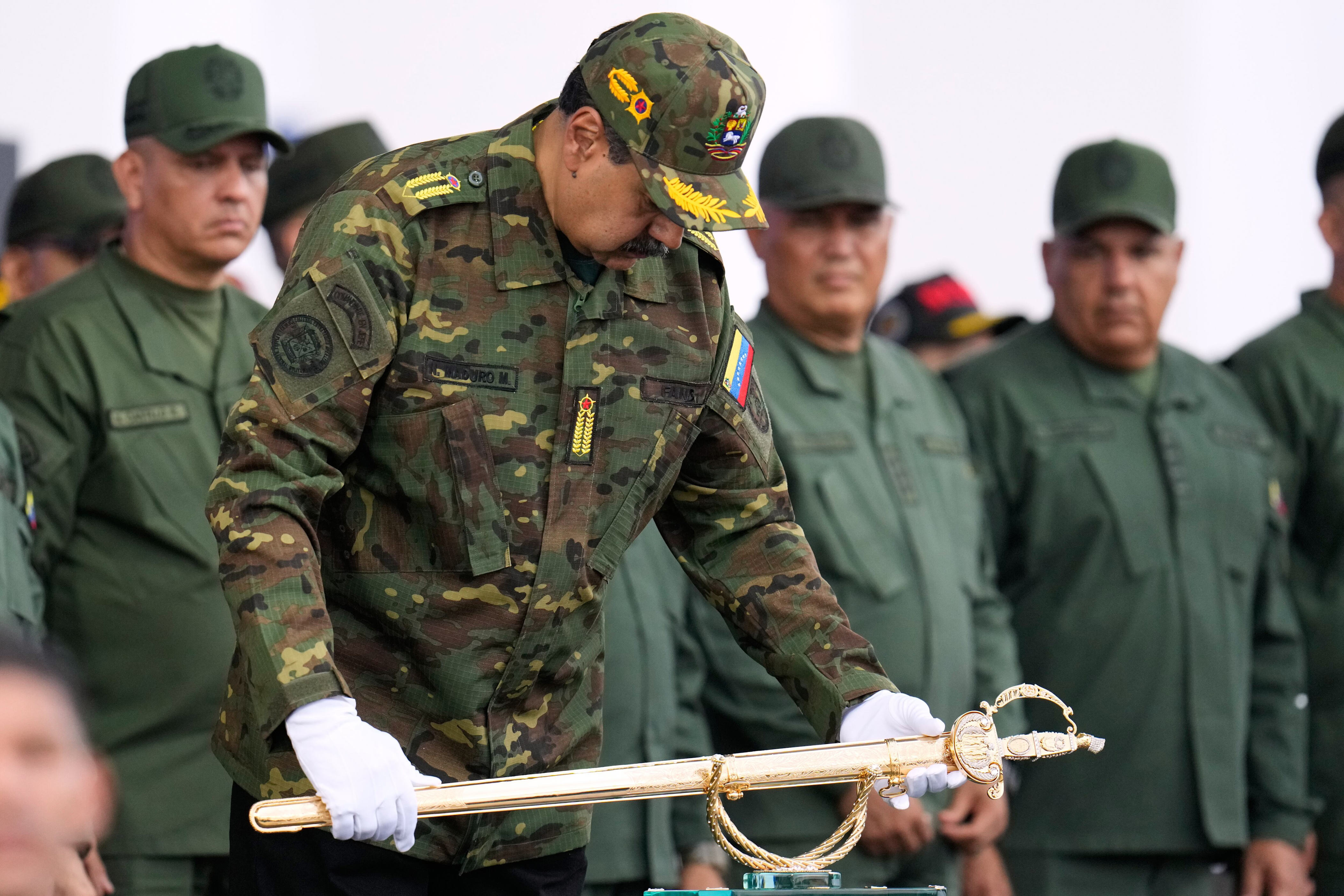 Nicolás Maduro sostiene una espada durante el desfile Cívico-Militar. (25/11/25) Foto: AP