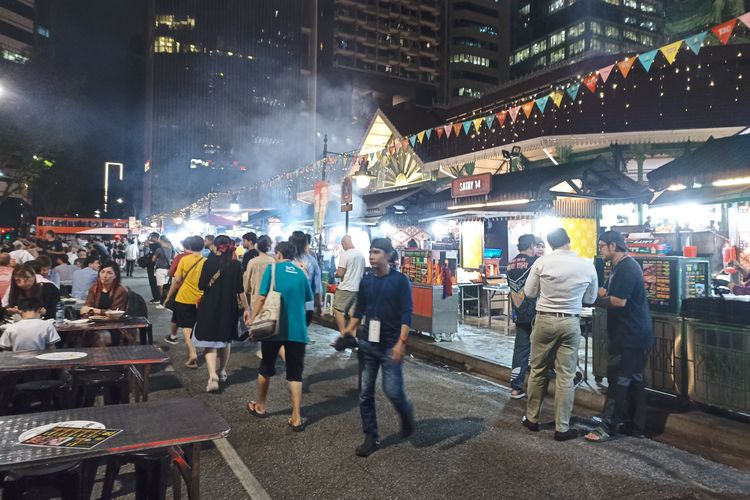 Suasana malam di hawker center Lau Pa Sat di Singapura, Senin (14/10/2024).