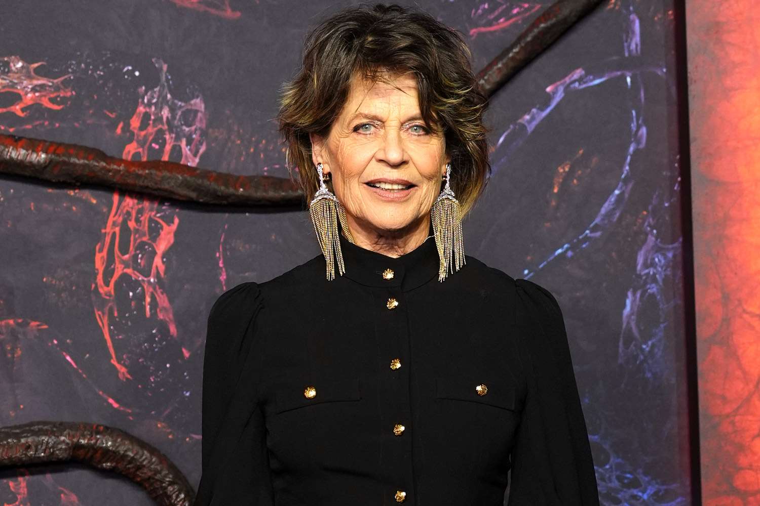 Linda Hamilton Gets Real About Aging in Hollywood and Embracing the(02)