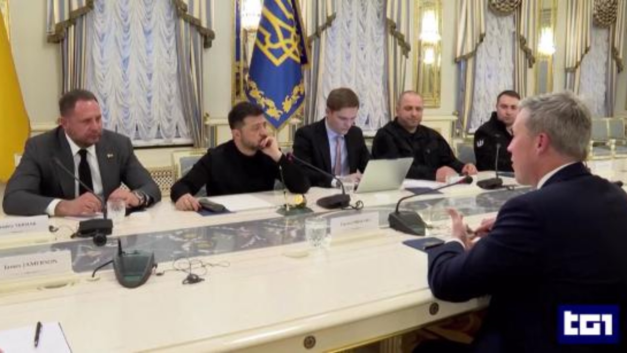 Zelensky Pronto A Partire Per Gli Usa Per Concludere L accordo Trump 