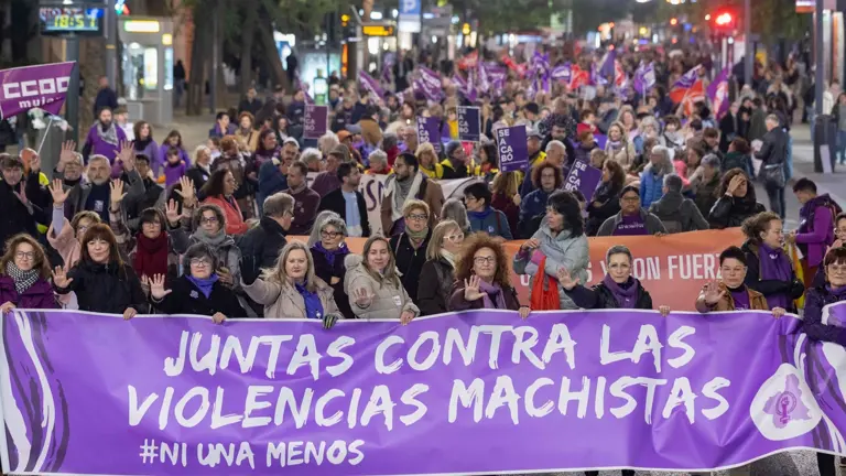 Las calles se tiñen de morado en las marchas del 25N contra la ...
