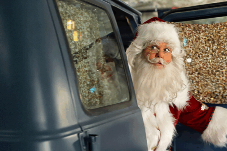 “O Segredo do Papai Noel” mostra como um emprego temporário transforma o fim de ano de Taylor (Imagem: Reprodução digital | Netflix)