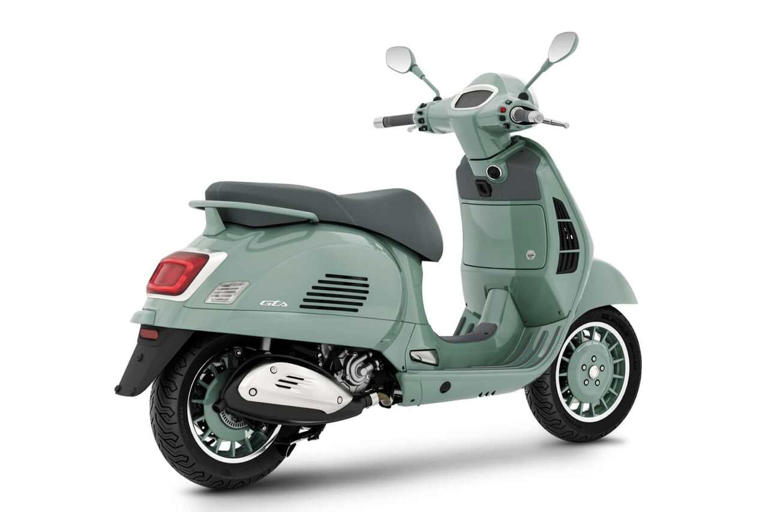 VespaはプリマヴェーラとGTSスクーターの特別版で80周年を祝う