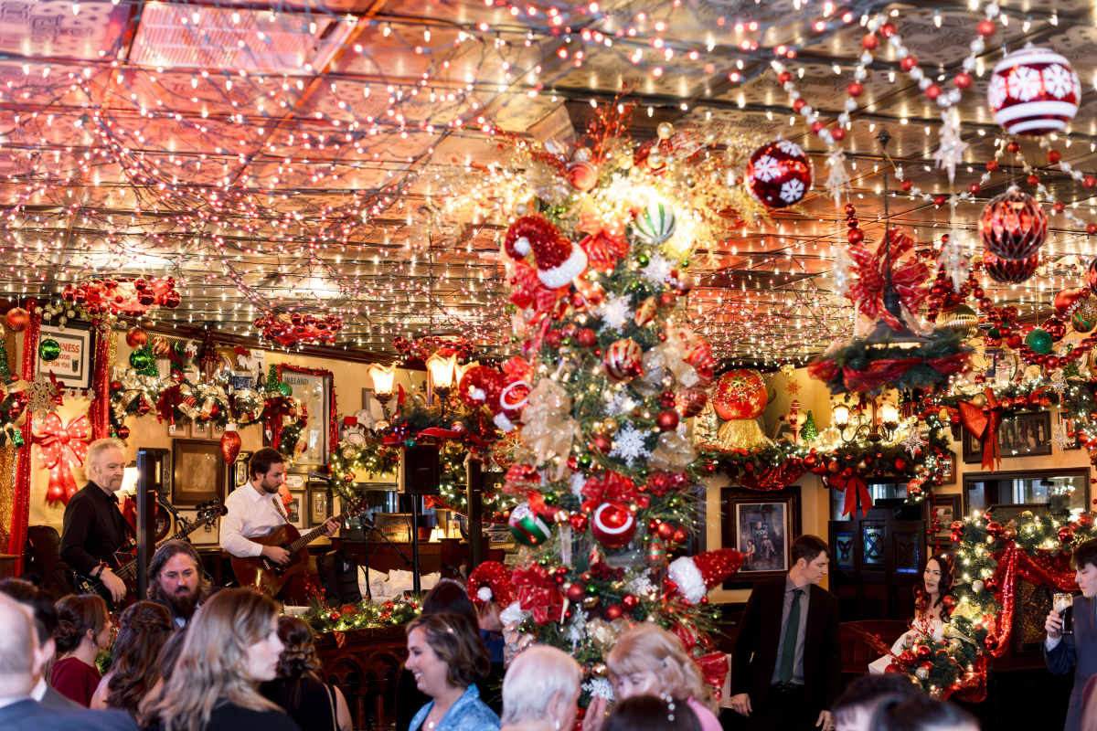 12 Chicago Bars & Restaurants That Are Great During The Holidays