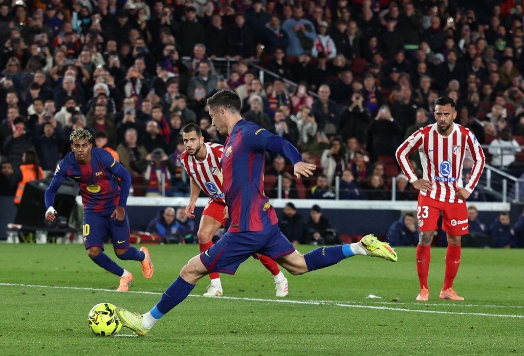 Hasil Liga Spanyol - Penalti Buruk Lewandowski Buat Flick Marah, Barcelona Kesulitan Kalahkan Atleti