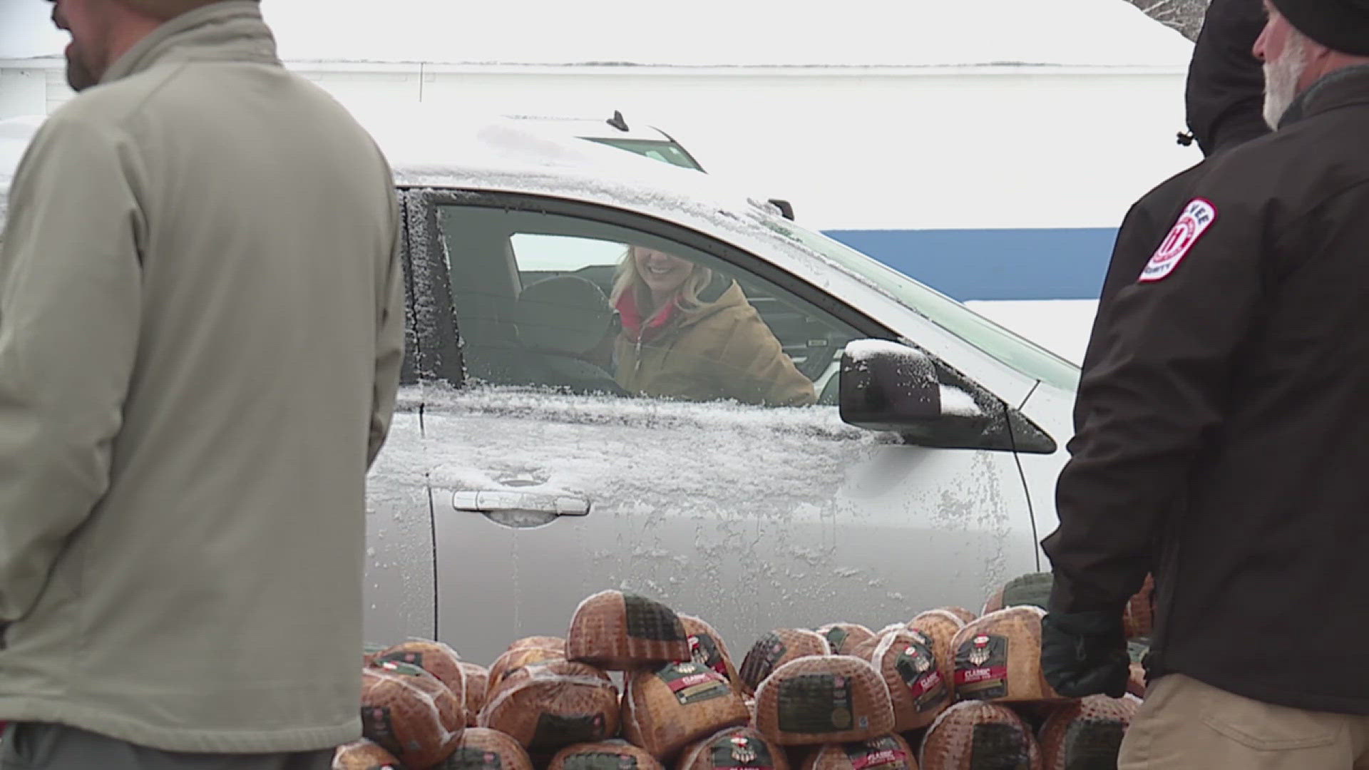 Hy-Vee and Hormel give out ham for the holidays