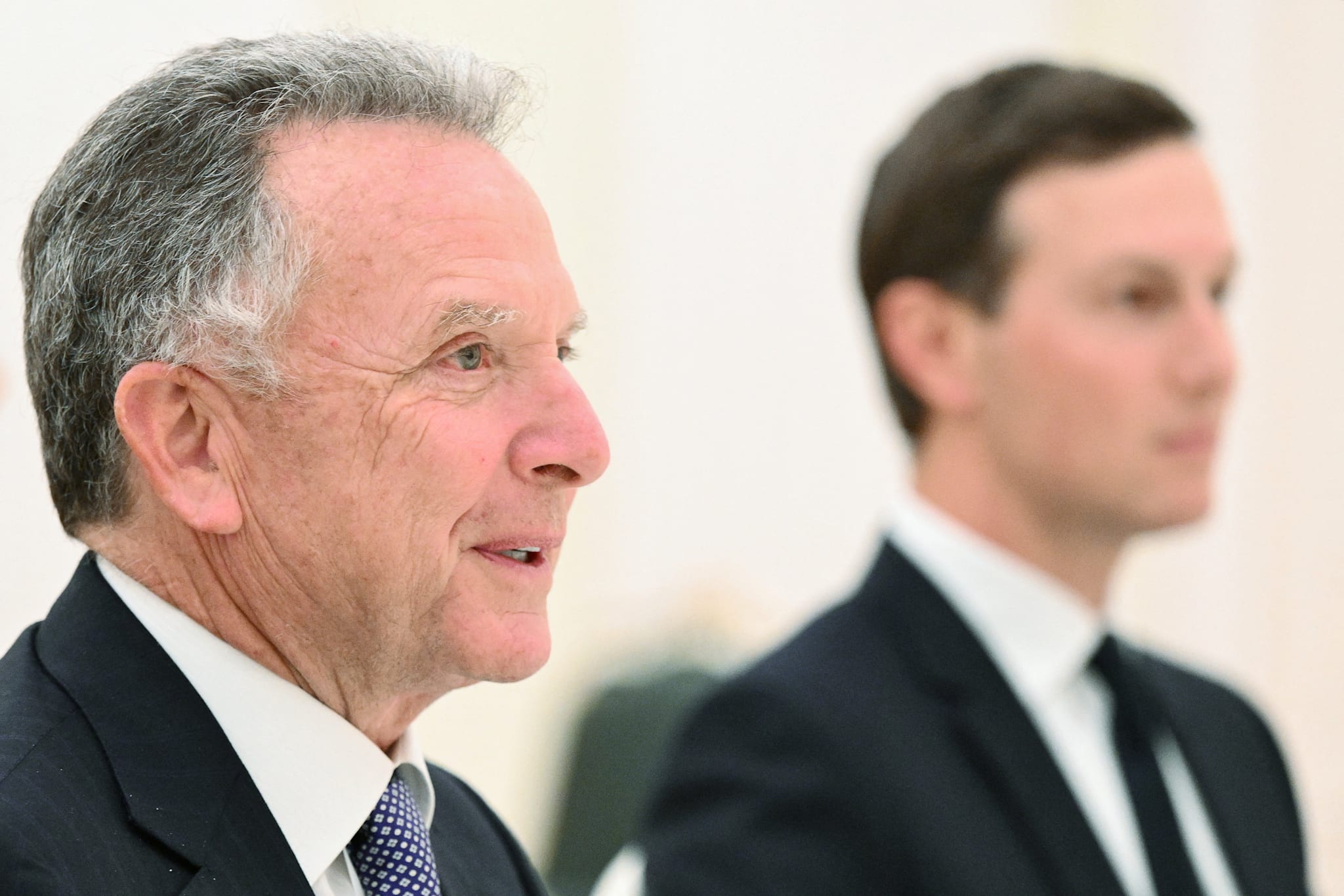 Donald Trumps Sondergesandter Steve Witkoff, im Hintergrund Trumps Schwiegersohn Jared Kushner