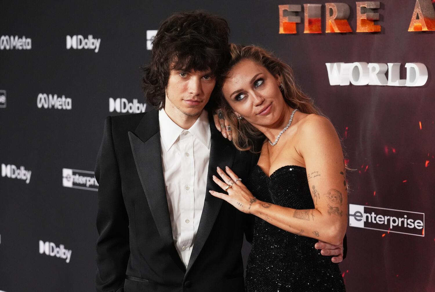 Miley Cyrus y el baterista de rock Maxx Morando se comprometen después de cuatro años de noviazgo