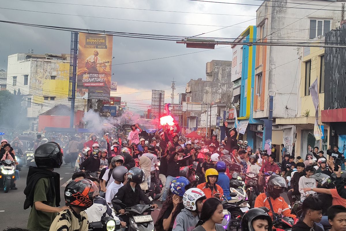 Suporter Banjiri Jalan, Persikotas Juara di Depan Balai Kota