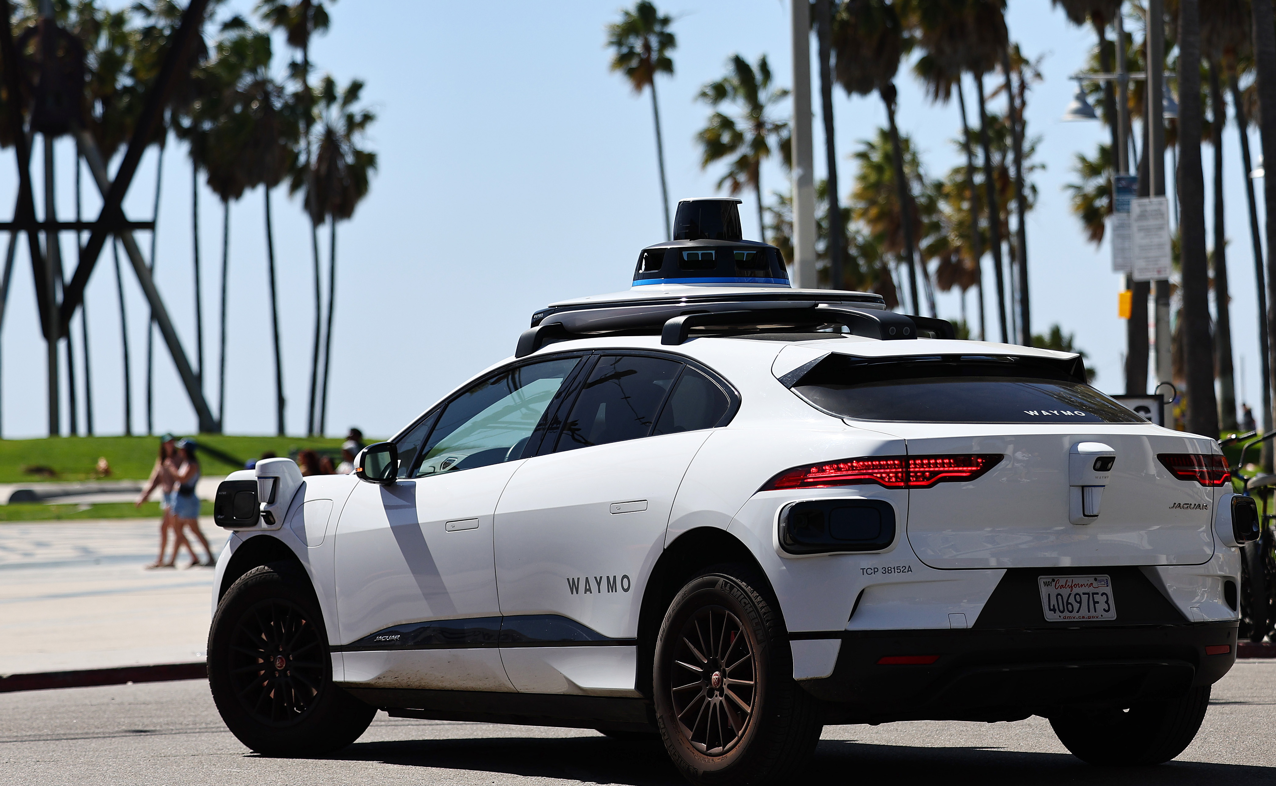 Auto autónomo de Waymo interrumpe por error una tensa parada policial ...