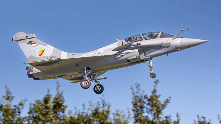 インドネシア、初のラファール戦闘機3機を受領