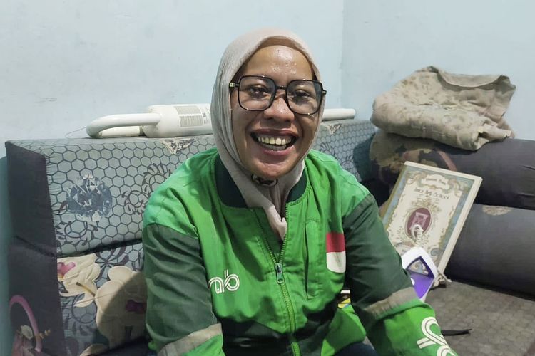 Kisah Adevita, Ibu Tangguh yang Jadi Lady Ojol Untuk Keluarga