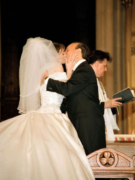 El primer beso como marido y mujer de Tommy Mottola y Thalía