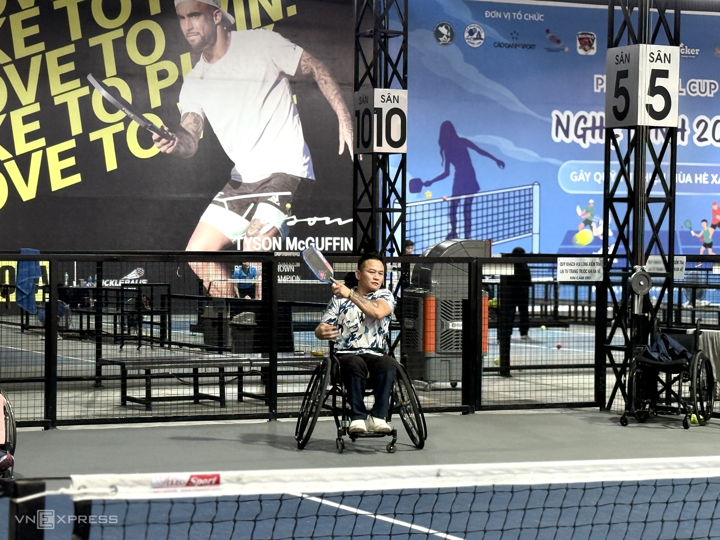 Chơi pickleball trên xe lăn