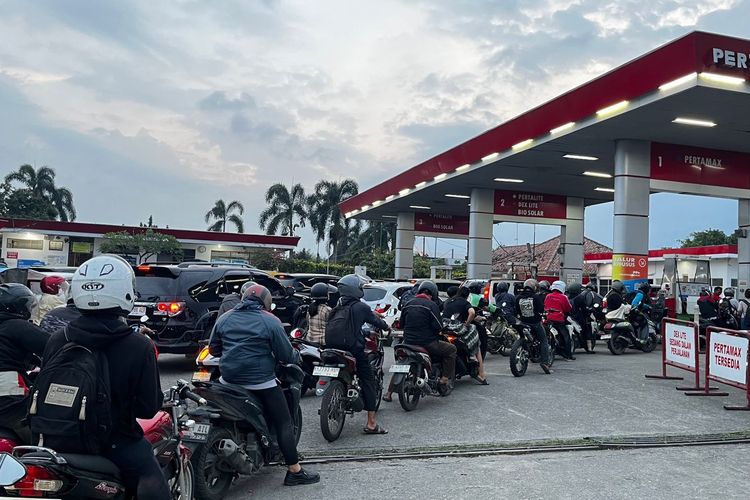 Antre BBM Berjam-jam, Harga Eceran Melonjak: Warga Sumut Kehilangan Waktu dan Penghasilan