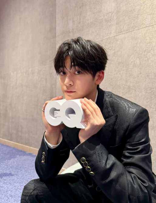 高橋文哉がブレイクスルー・アクター賞受賞、端正なブラックスーツに