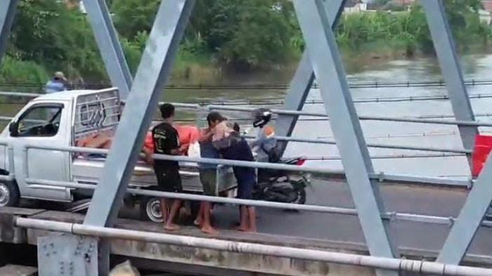 Limbah Sungai Brantas Jombang Diduga dari Pemotongan Ayam, DLH Temukan Bulu