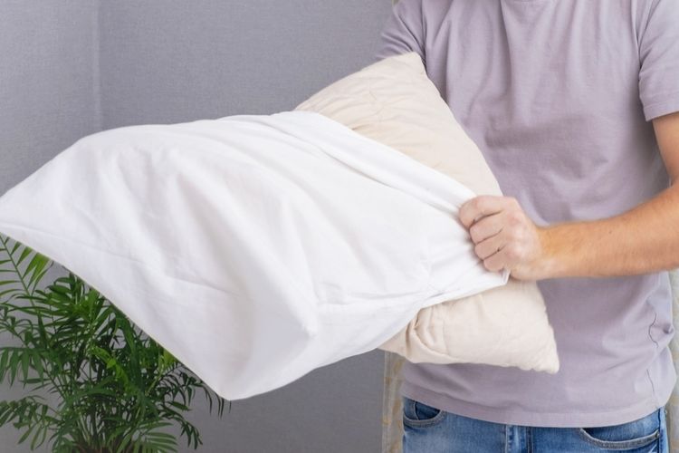 3 Cara Bersihkan Bantal Tanpa Cuci Mesin