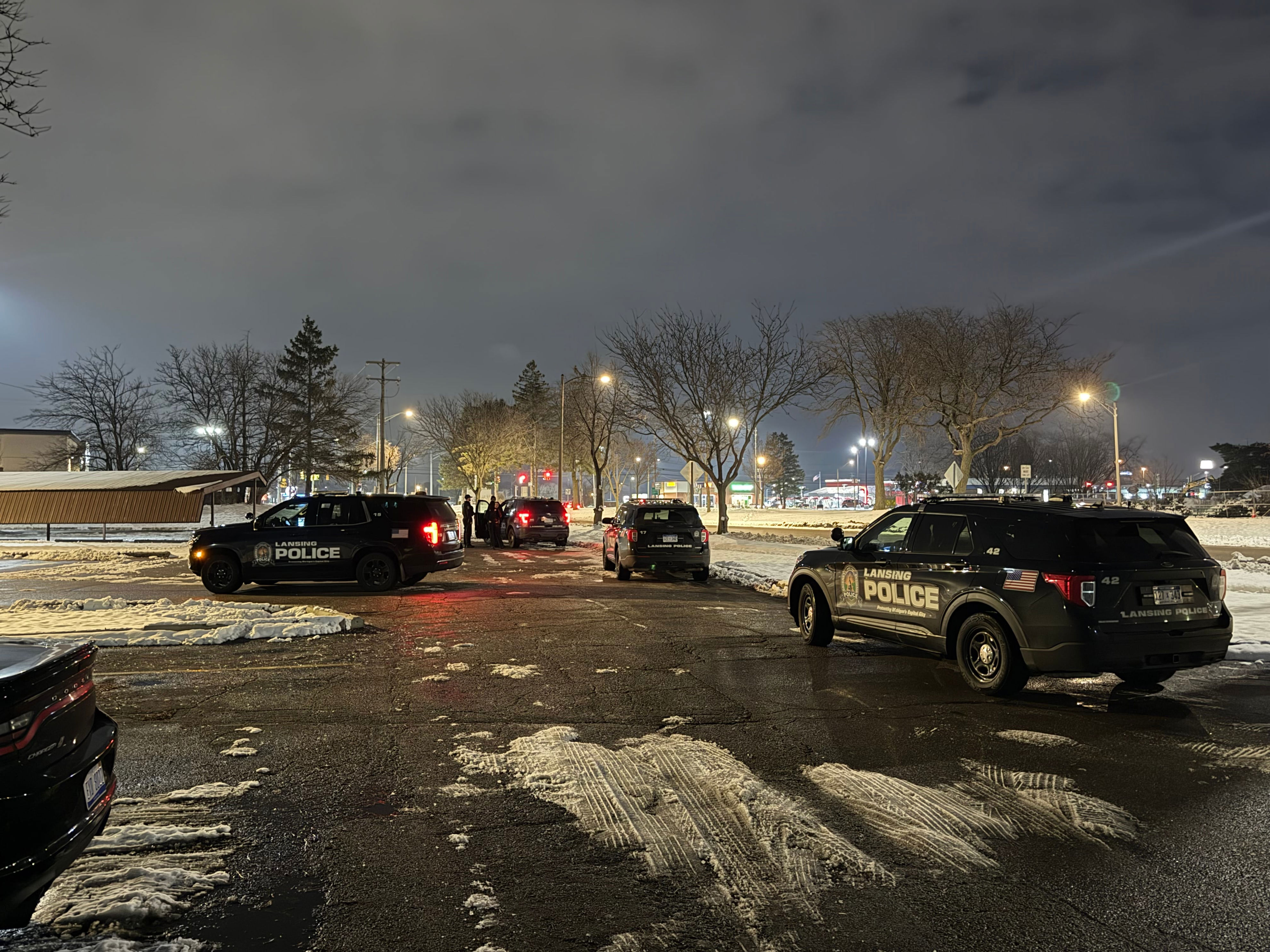 Lansing police searching for suspect after man shot in leg Tuesday night