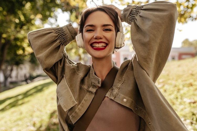 8 Kebiasaan Perempuan yang Tidak Butuh Validasi Tapi Selalu Diperhatikan Menurut Psikologi