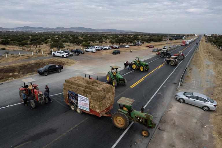 Campesinos mantienen bloqueos en carreteras de Zacatecas