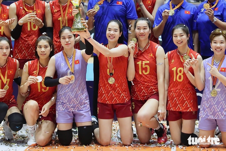 2 vận động viên cao trên 1,9m cầm cờ cho Đoàn thể thao Việt Nam tại SEA Games 33