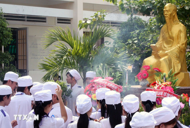Dâng hương Đại danh Y Hải Thượng Lãn Ông tại Trường Cao đẳng Y tế Cà Mau. (Ảnh: Lê Huy Hải/TTXVN)