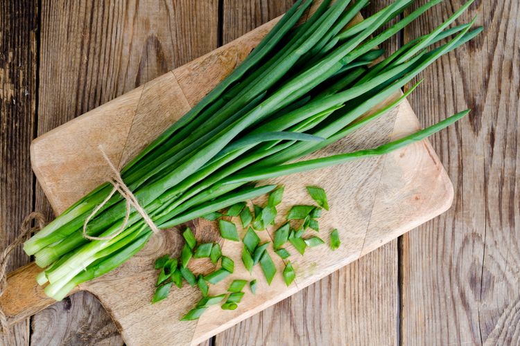 Cara Menyimpan Daun Bawang Segar Selama 3 Minggu di Kulkas