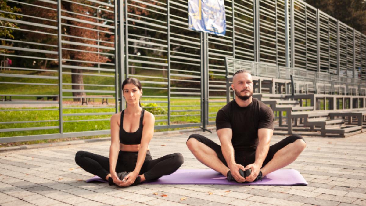 Cara Libatkan Pasangan dalam Yoga Kehamilan Bersama